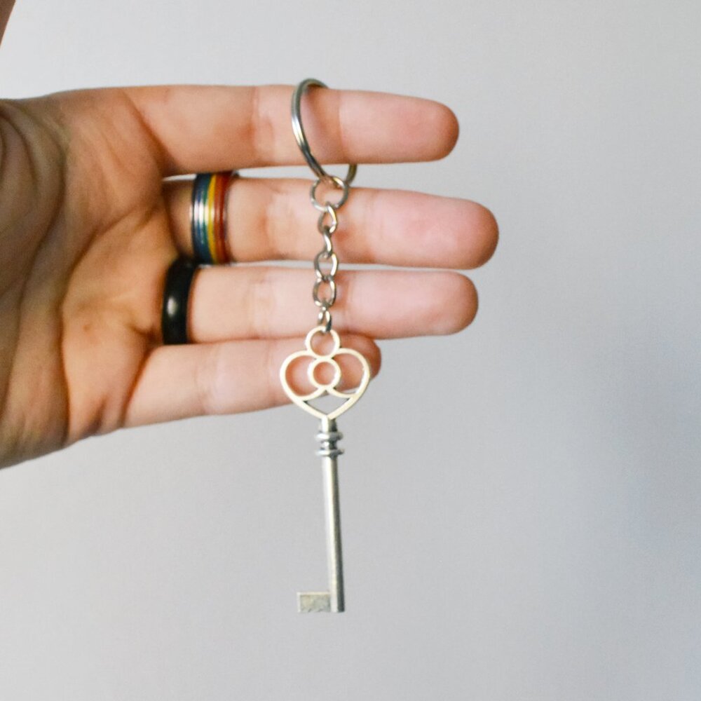 ❤️ Ornate Heart Key Keychain Accessory - Picture 2 of 3